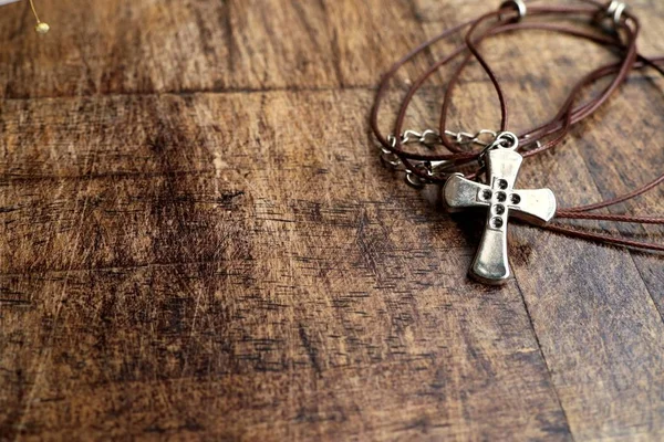 Cross Symbol Läderhalsband — Stockfoto