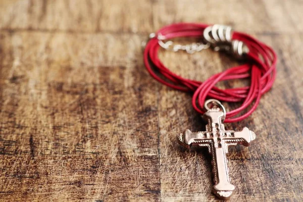 Cross Symbol Läderhalsband — Stockfoto