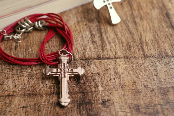 Cross Symbol Läderhalsband — Stockfoto