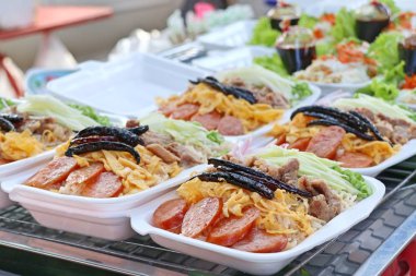 Kızarmış karidesli pilav yapıştırın