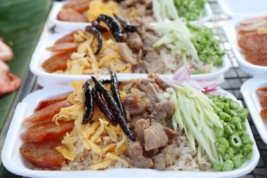 Kızarmış karidesli pilav yapıştırın