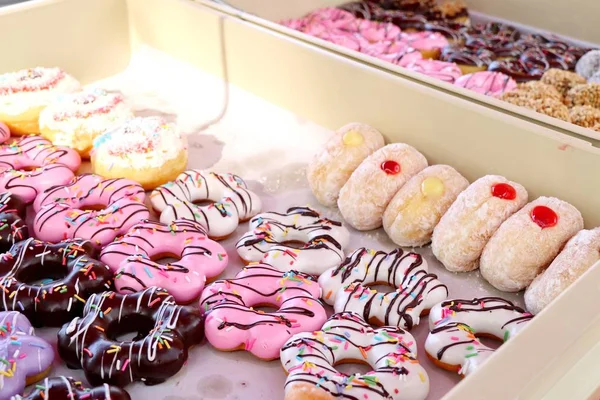 Γλυκό Donuts Στο Φαγητό Του Δρόμου — Φωτογραφία Αρχείου