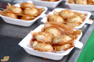 Hindistan cevizi sütü karıştırın şeker ve un