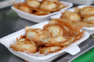 Hindistan cevizi sütü karıştırın şeker ve un