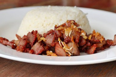 Kızarmış domuz eti pilav ile tepesinde sarımsak ile