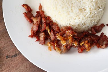 Kızarmış domuz eti pilav ile tepesinde sarımsak ile