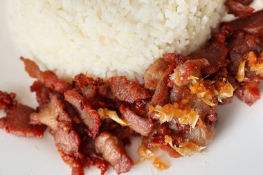 Kızarmış domuz eti pilav ile tepesinde sarımsak ile