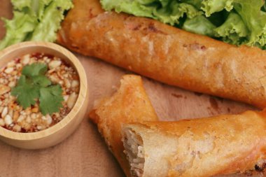 Böreği daldırma sos ile