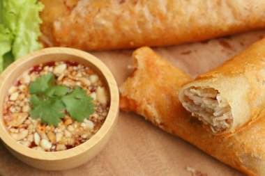 Böreği daldırma sos ile