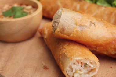 Böreği daldırma sos ile