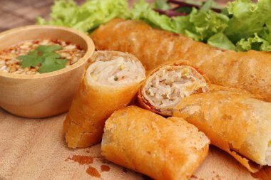 Böreği daldırma sos ile