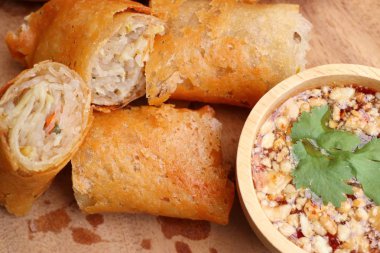 Böreği daldırma sos ile