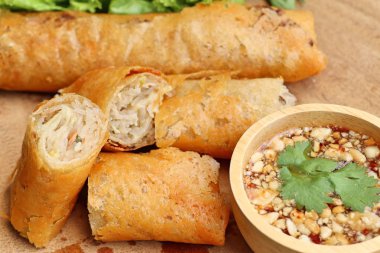 Böreği daldırma sos ile