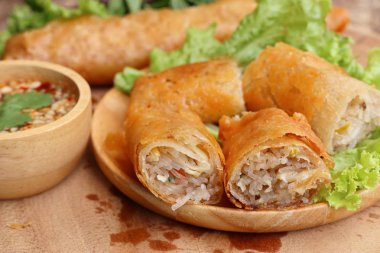 Böreği daldırma sos ile