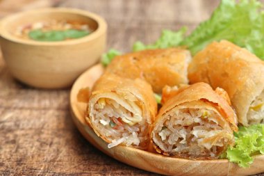 Böreği daldırma sos ile