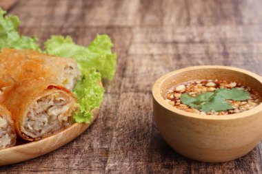 Böreği daldırma sos ile