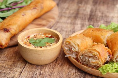 Böreği daldırma sos ile