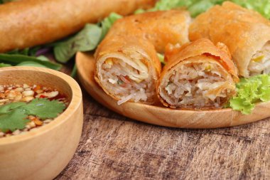 Böreği daldırma sos ile