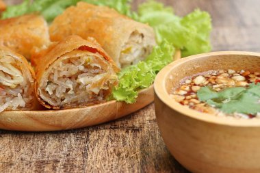 Böreği daldırma sos ile