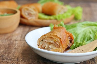 Böreği daldırma sos ile