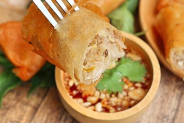 Böreği daldırma sos ile