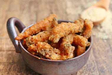 Kızarmış balık Beyaz Susam ile