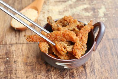 Kızarmış balık Beyaz Susam ile