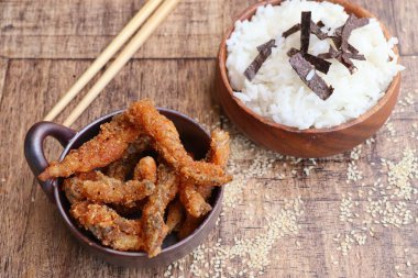 Kızarmış balık Beyaz Susam ile