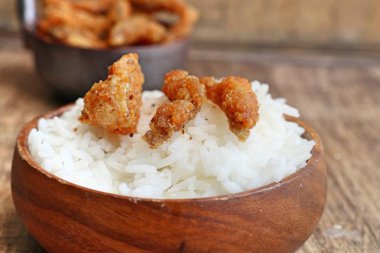 Kızarmış balık Beyaz Susam ile