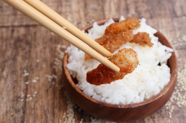 Kızarmış balık Beyaz Susam ile