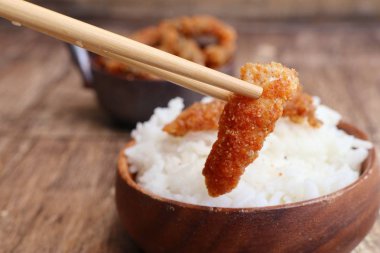 Kızarmış balık Beyaz Susam ile