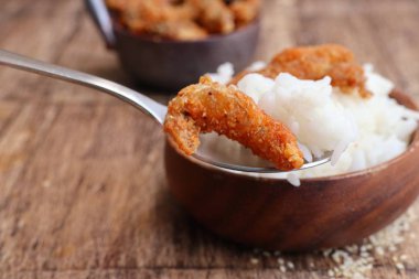 Kızarmış balık Beyaz Susam ile