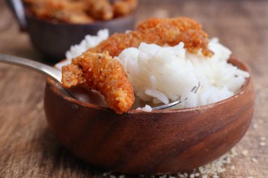 Kızarmış balık Beyaz Susam ile