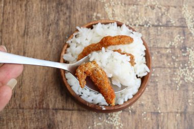 Kızarmış balık Beyaz Susam ile