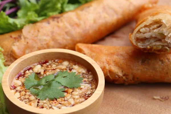 Böreği daldırma sos ile