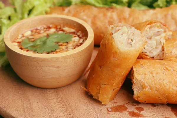 Böreği daldırma sos ile