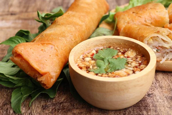 Böreği daldırma sos ile