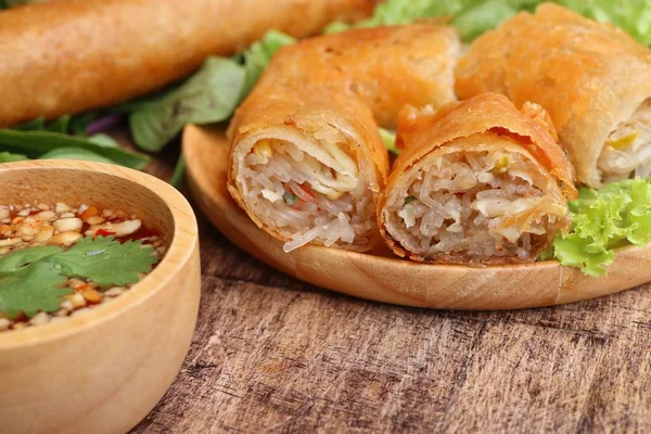 Böreği daldırma sos ile