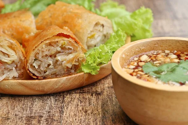 Böreği daldırma sos ile