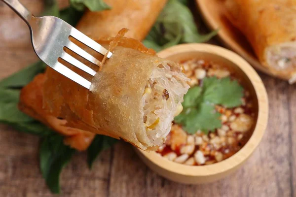 Böreği daldırma sos ile