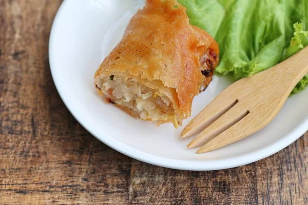 Böreği daldırma sos ile