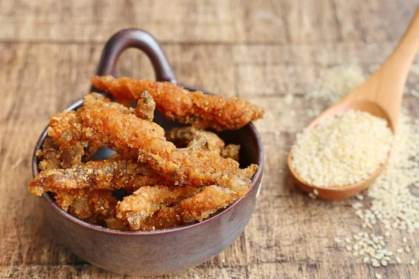 Kızarmış balık Beyaz Susam ile