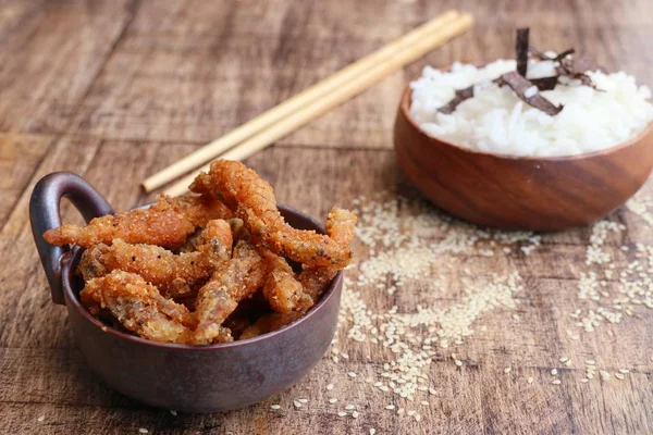 Kızarmış balık Beyaz Susam ile