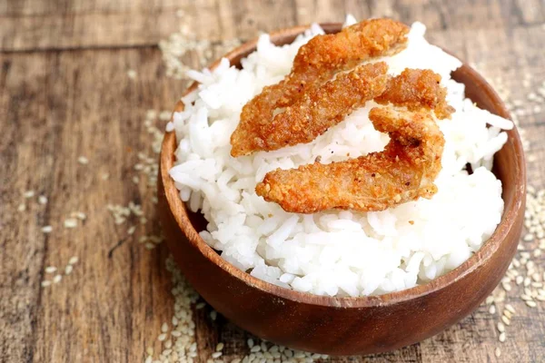 Kızarmış balık Beyaz Susam ile