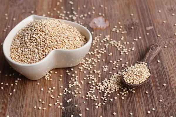 yığın organik quinua tohumları