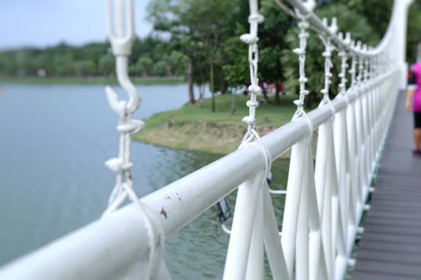 公園で白い吊り橋 — ストック写真