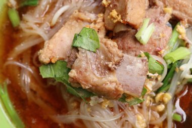 Demlenmiş Domuz çorbası köfte ile