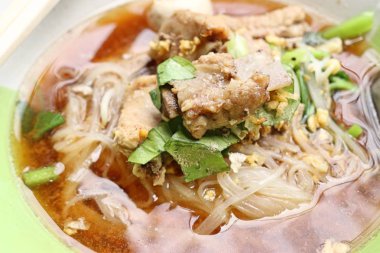 Demlenmiş Domuz çorbası köfte ile