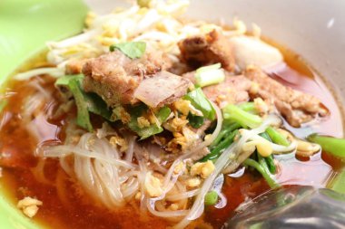 Demlenmiş Domuz çorbası köfte ile