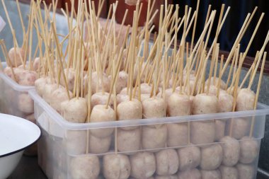 Taze sosis şiş bambu